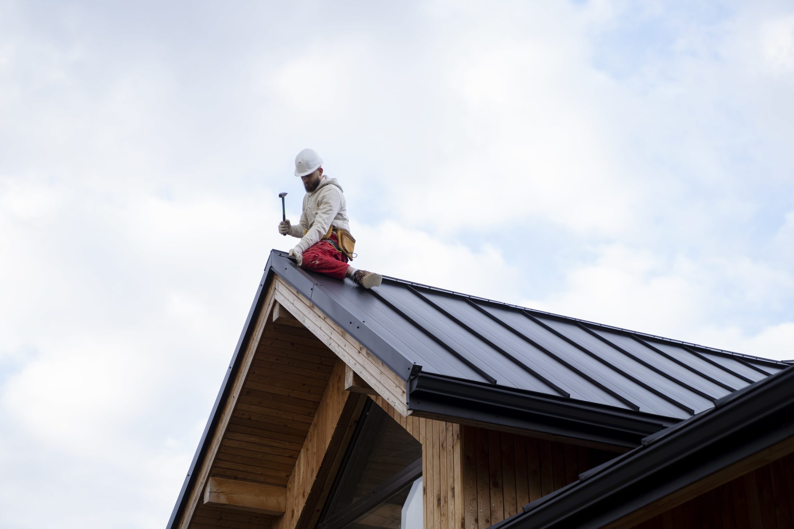 full-shot-man-working-roof (1)-min